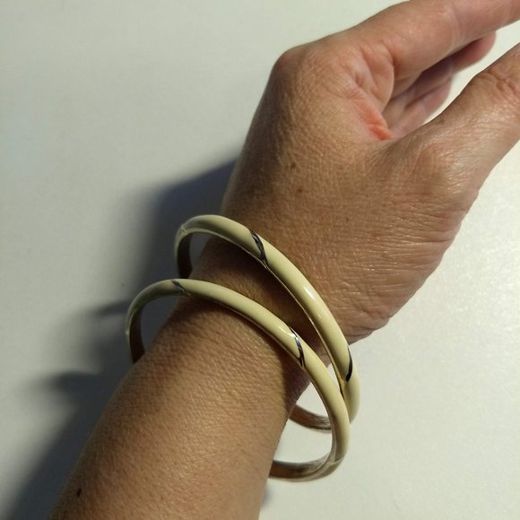 3/$25 vintage 80s 'gold' cream black enamel bangle set EUC - Picture 7 of 11